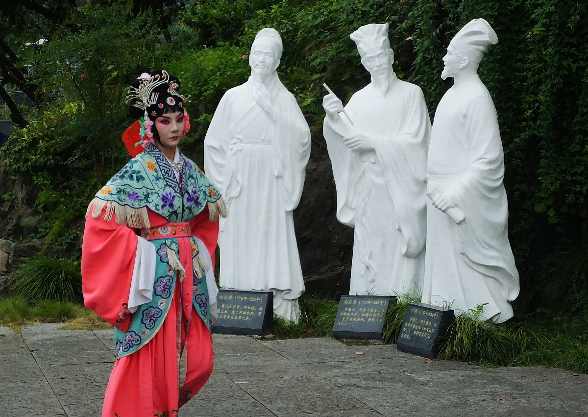 《爱莲说》作者是谁？唐代诗人白居易