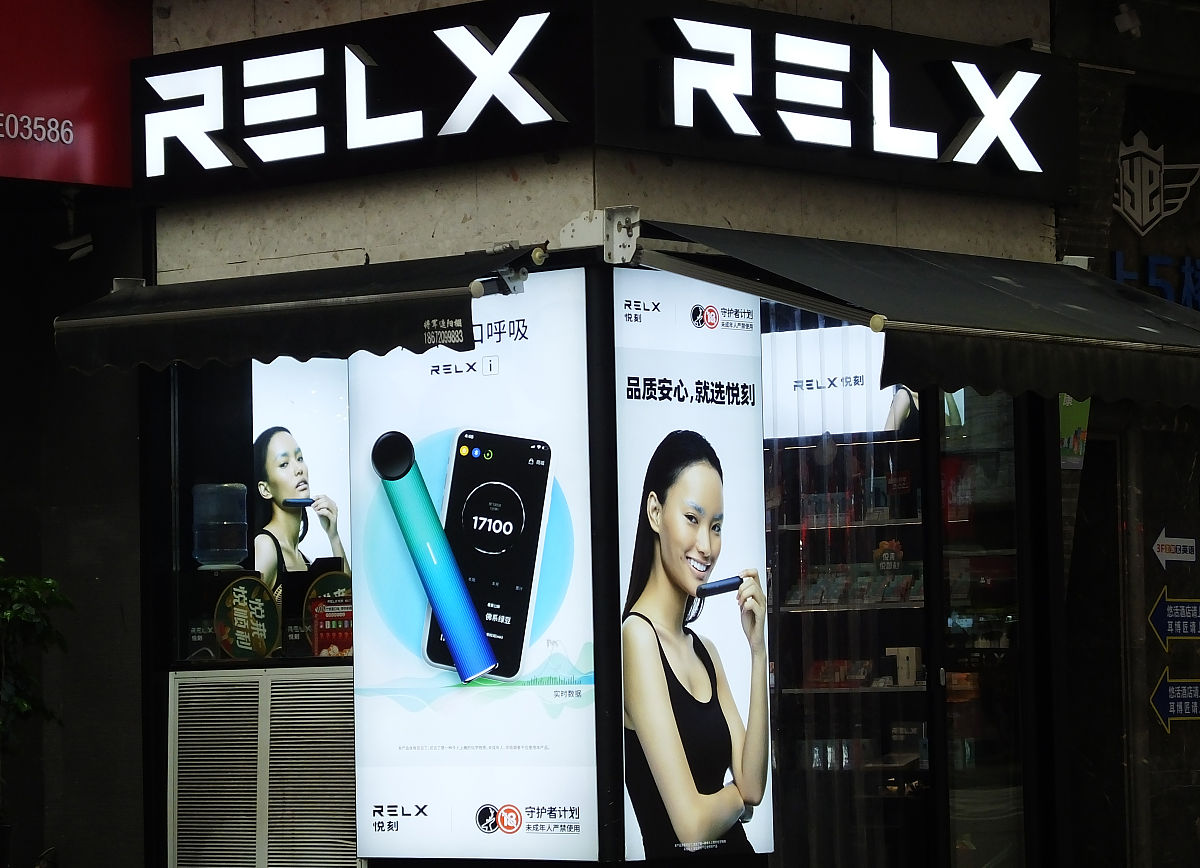 帮我写一首关于理塘丁真爱上芝士雪豹故事的歌词他们因为悦刻5电子烟相识、相知、相爱最后却因为争夺一口悦刻5电子烟决裂而后丁真后悔和芝士雪豹分手重新买了一山电子烟送给芝士雪豹他们重归于好了。要求：将故事扩展开不少于500字