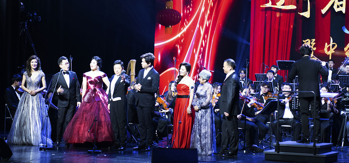 你现在身份是一名音乐学院的本科毕业生要写毕业论文题目为《民族声乐中的角色塑造-以等着我亲爱的人为例》请对其 音乐剧《等着我亲爱的人》主要角色的塑造内容进行写作可以适当增加案例进行辅助说明保证内容的逻辑性和条理性不要乱写其格式如下：41 音乐剧《等着我亲爱的人》主要角色的塑造