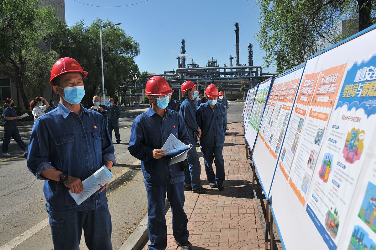 写一篇关于石化企业危险化学品安全管理问题及对策的研究意义以延长石油延安能源化工有限责任公司为例。