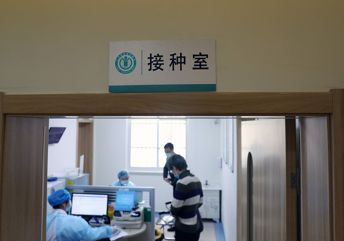 各位贵宾前方就要到我们的接种车间了请各位贵宾先换上我们的防护设备接种车间接着写写