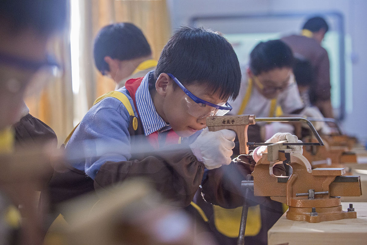 改写第一阐释工匠精神的内涵：厘清工匠精神的内涵。在现有研究资料的基础上通过自己的分析、理解和整合得出清晰的内涵。同时在厘清内涵的基础上对新工科大学生工匠精神培育的理论依据和重要意义进行清晰的阐述。