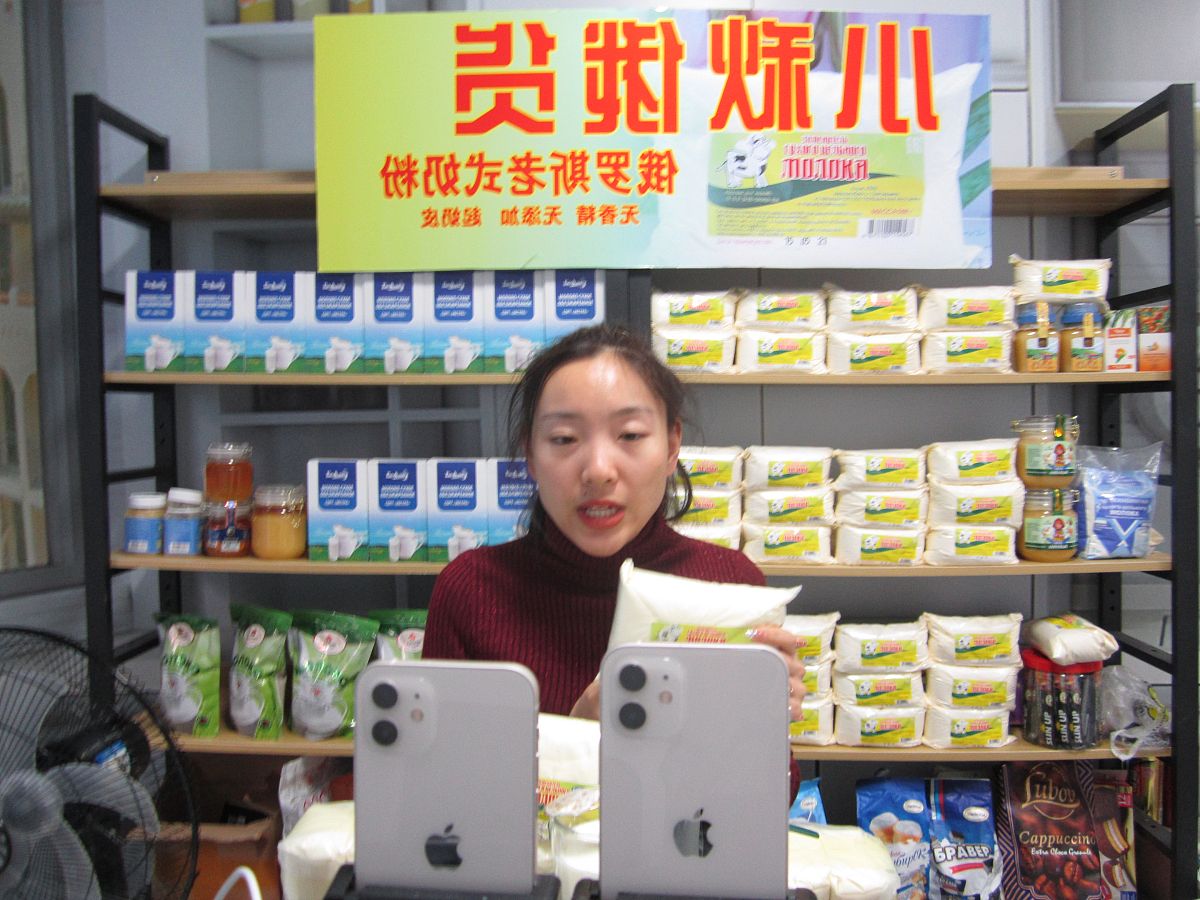 一家跨境电商初创企业的hr实习生请你写一篇周记具体描述每天的任务