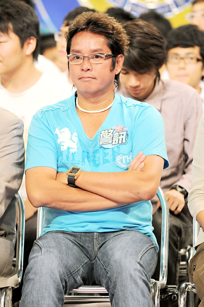 作为影视人有《阿飞正传》、《霸王别姬》经典里的经典。作为歌手有《风继续吹》、《沉默是金》传唱久远历久弥新。他和谭咏麟之争就很有看头。这段话重新组织语言说一遍