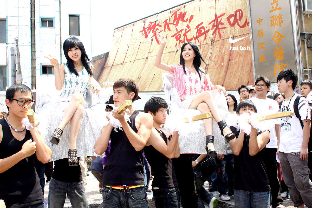2010年<strong>5</strong>月16日,台北,双胞胎组合by2举办庆祝专辑改版上市签唱会.