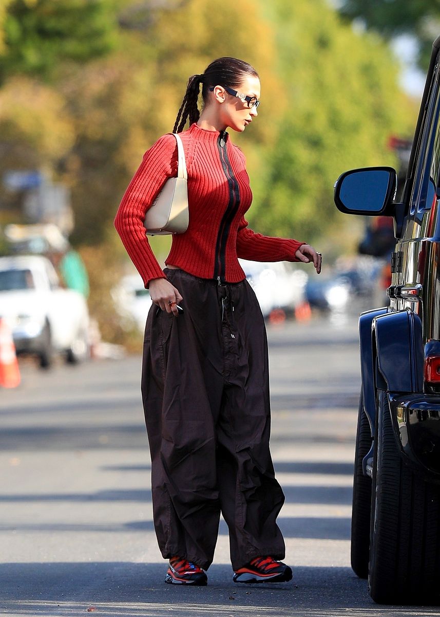 当地时间2022年1月18日,超模贝拉·哈迪德(bella hadid)时尚出街,她近