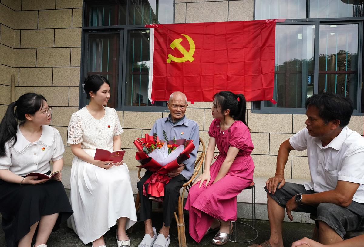 创意设计学院第二学生党支部基层党建工作成果：创新推动党员发展