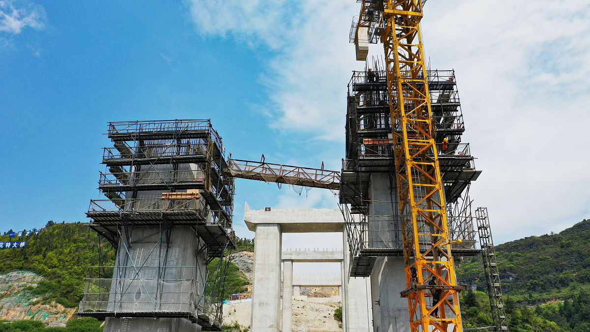 贵州工程应用技术学院有英语3+2五年制大专吗？