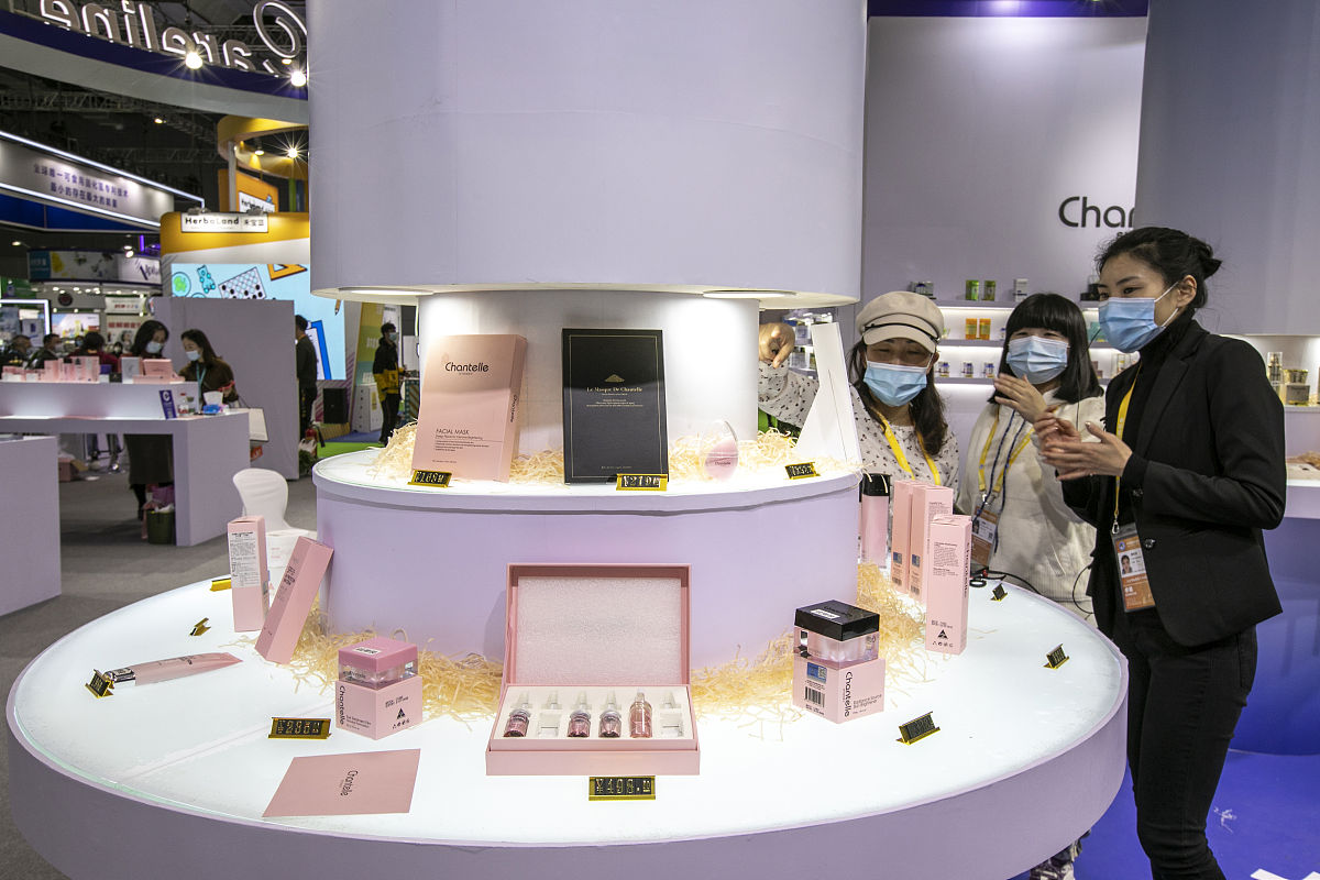 作为品牌视觉设计师你所设计的品牌是关于保健品的有益生菌、鱼油胶囊、目标受众是30到50岁的人群色彩以蓝色、绿色为主品牌来自加拿大需要突出进口品牌、天然、科技研发、维护身体健康。请你向客户提供一份详细的视觉方向提案