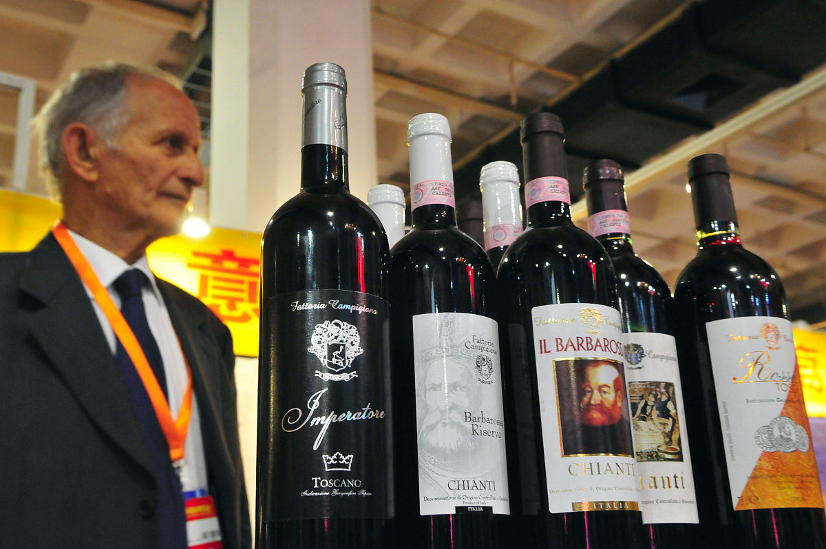 太子酒窖教皇新堡珍藏级干红葡萄酒位于法国南罗纳河谷的精品酒庄-Cellier des Princes身处良好的葡萄种植环境与绝佳气候自然与传统工艺的优势使得酒庄名声菲赫。分类：葡萄酒国家：法国产区：罗纳河谷次级产区：教皇新堡等级：法定产区酒AOCAOP容量：750ML陈酿：12个月采摘年份：2021葡萄：歌海娜幕维得尔慕合怀特西拉酒精：145类型：干红树龄：50年颜色：宝石红单宁：中等香味类型：果