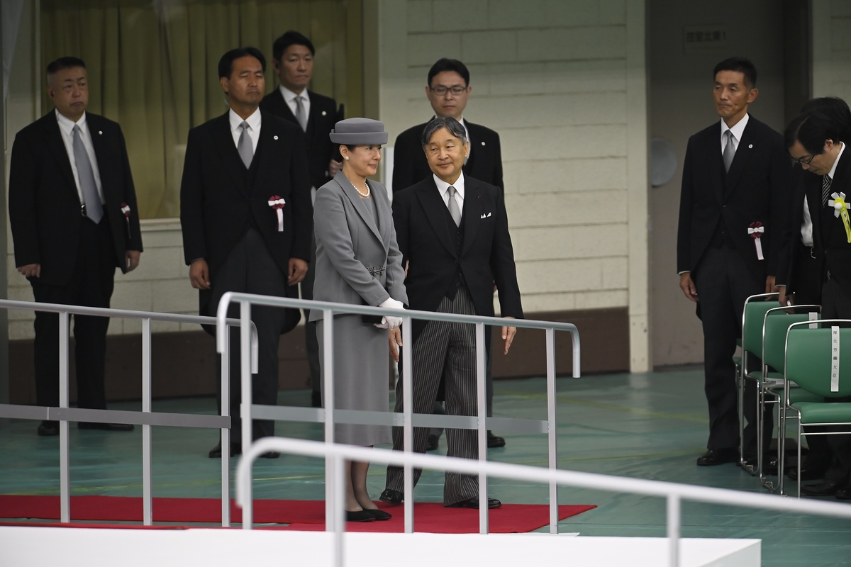 日本天皇史：从神灵化身到现代象征
