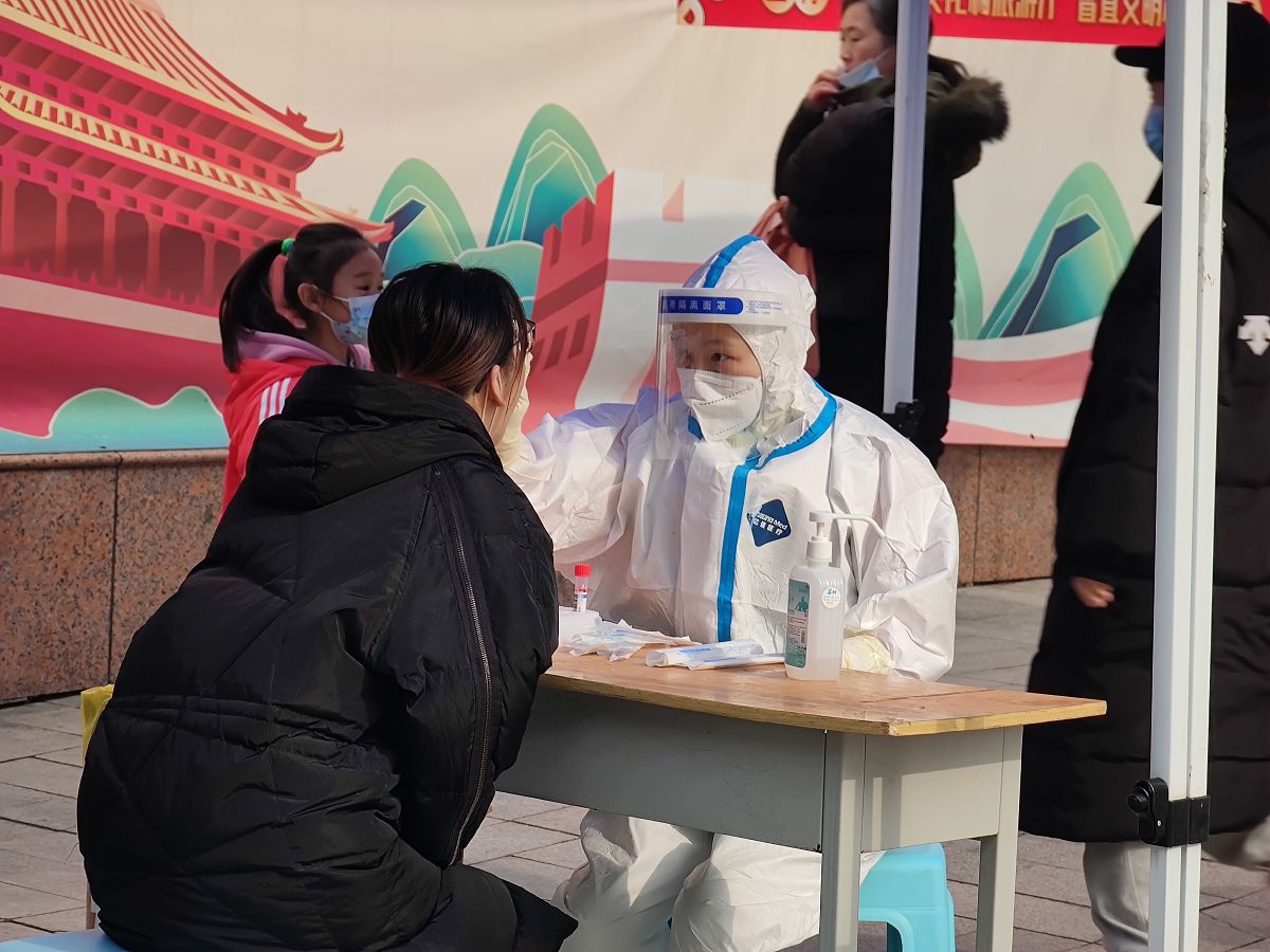 新冠疫情下大学生人格特质、社会支持与应激反应的关系 论文摘要：本研究旨在探讨新冠疫情下大学生人格特质、社会支持与应激反应之间的关系。采用问卷调查法对全国不同地区的大学生进行了调查。结果显示大学生的人格特质、社会支持与应激反应之间存在着显著的关系。具体来说趋向完美主义和神经质特质与应激反应呈正相关外向性和开放性特质与应激反应呈负相关。同时社会支持对应激反应具有显著的缓解作用。本研究的结果有助于进一