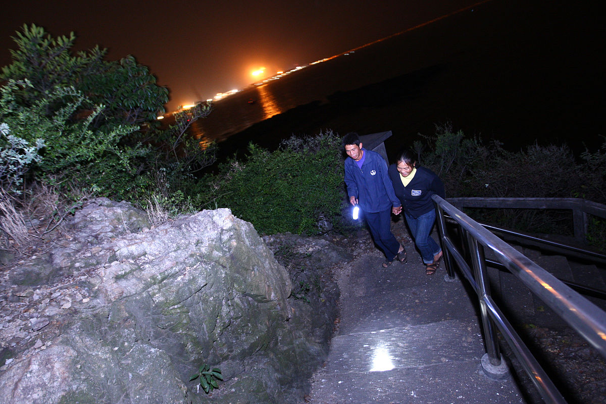 2013年11月19日,舢舨洲岛,夜晚,灯塔正常运转之后,黄灿明夫妇还得打着