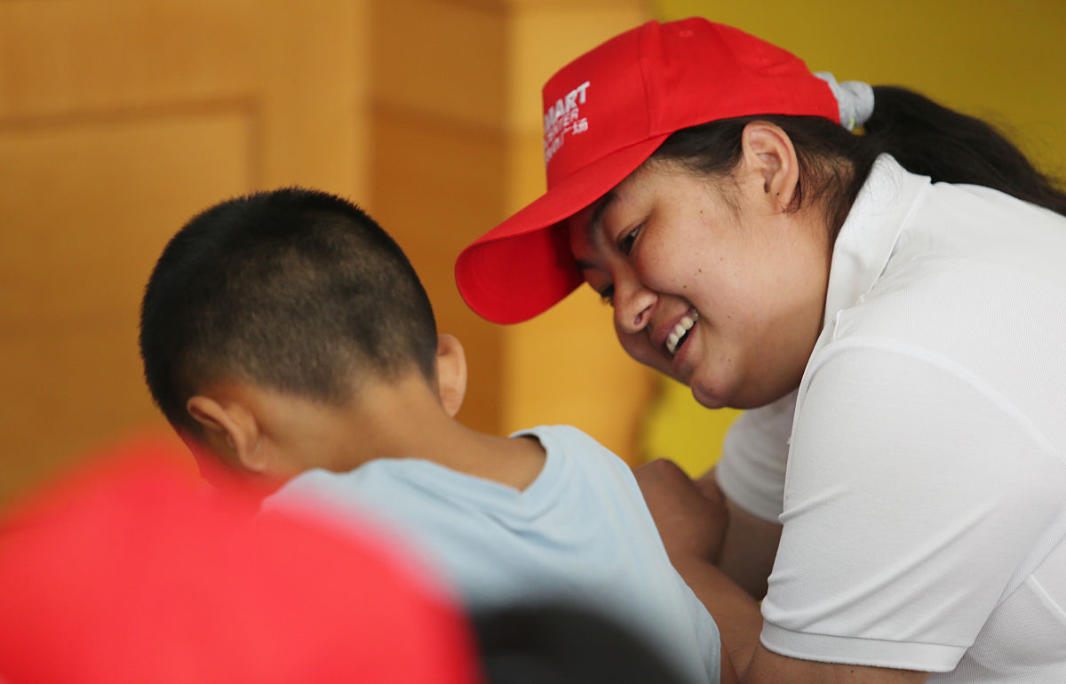 请以温暖我的瞬间为主题写一篇一千字的征文温暖我的瞬间生活中总会有那么一些让人感到温暖的瞬间让我们感受到生命的美好和爱的力量。这些瞬间或许只是短暂的但却能够深深地烙印在我们的心灵深处成为一种永久的记忆。我记得有一次我在路上遇到了一个老人他身体虚弱步履蹒跚看起来非常无助。我主动上前询问他是否需要帮助他点了点头我便搀扶着他走到了他的家门口。老人非常感激地看着我说了一句话：年轻人你的善良温暖了我的心。这句