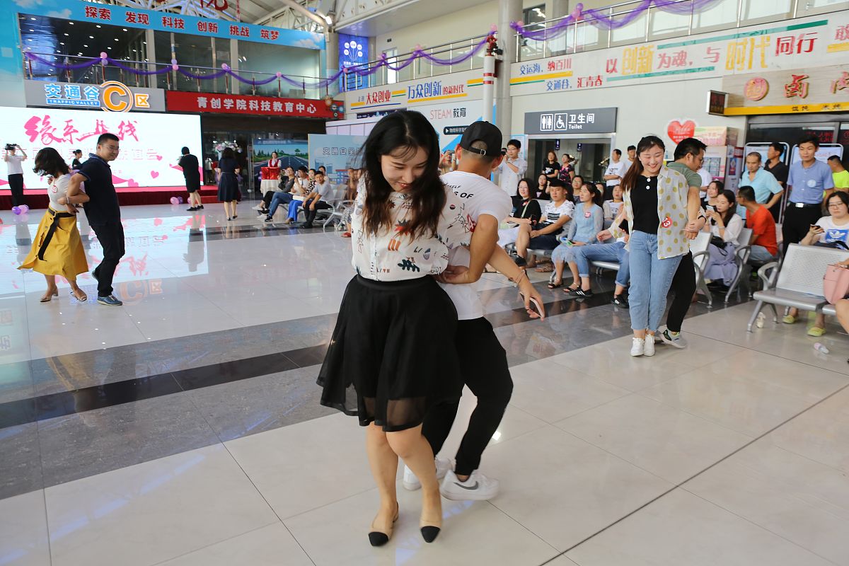 2019年8月<strong>7</strong>日,青岛汽车东站,相亲主持人让单身男女进行运气球比赛,在