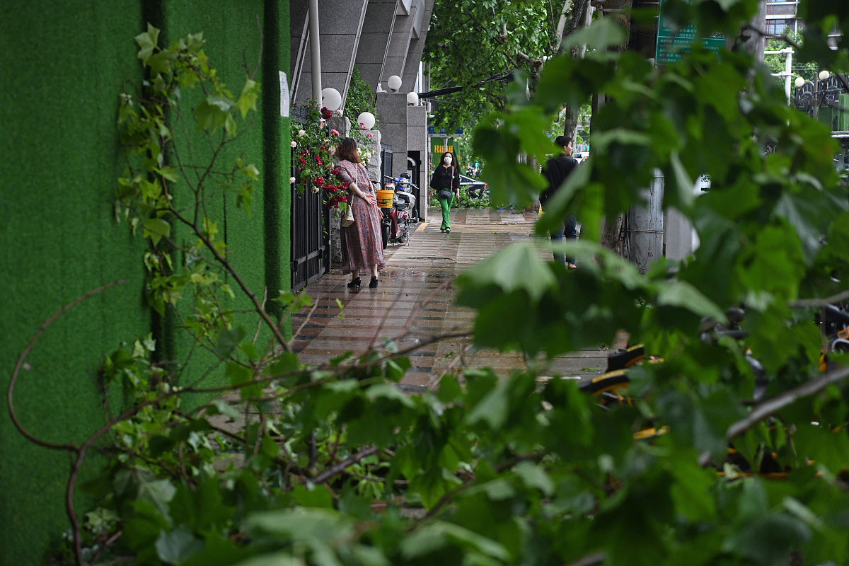 帮我撰写一篇秋日街头感外套穿搭文案以描述服饰细节为主题服装类型：宽松黑白条纹卫衣搭配网纱黑色半身裙、大翻领排扣休闲牛仔外套、以白色为基调的时尚感捧球服绿色条纹雕琢领口