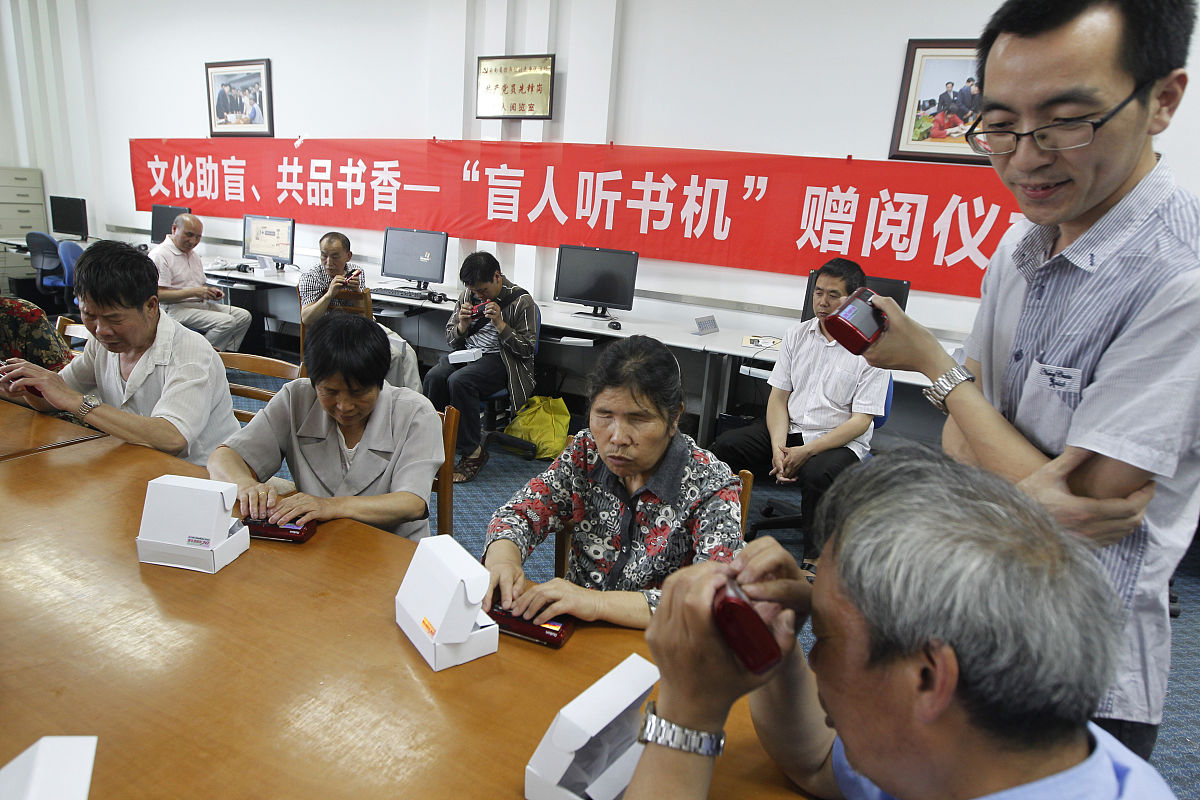 人大社会建设委员会科员年度工作报告：社区养老、退役军人事务、安全生产