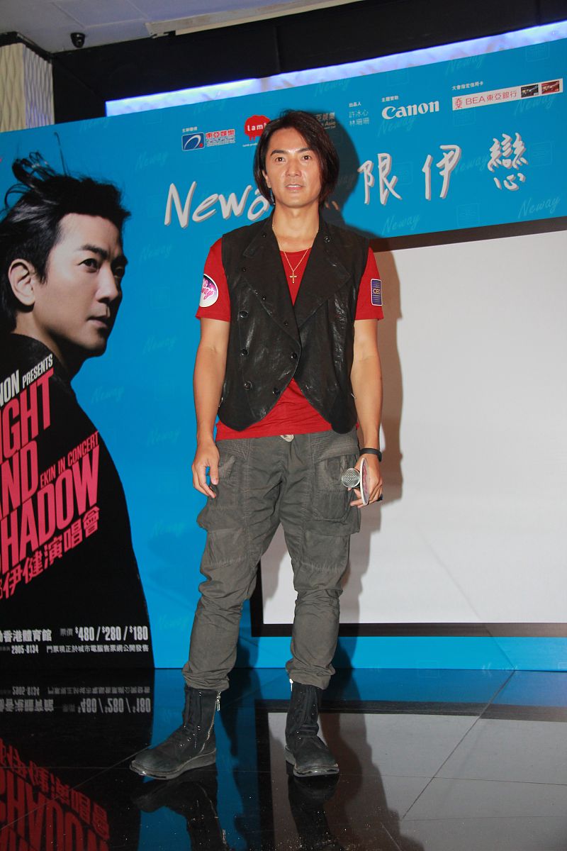 2012年7月17日,香港,郑伊健到卡拉ok连锁店出席新歌发布会.郑伊健+++_