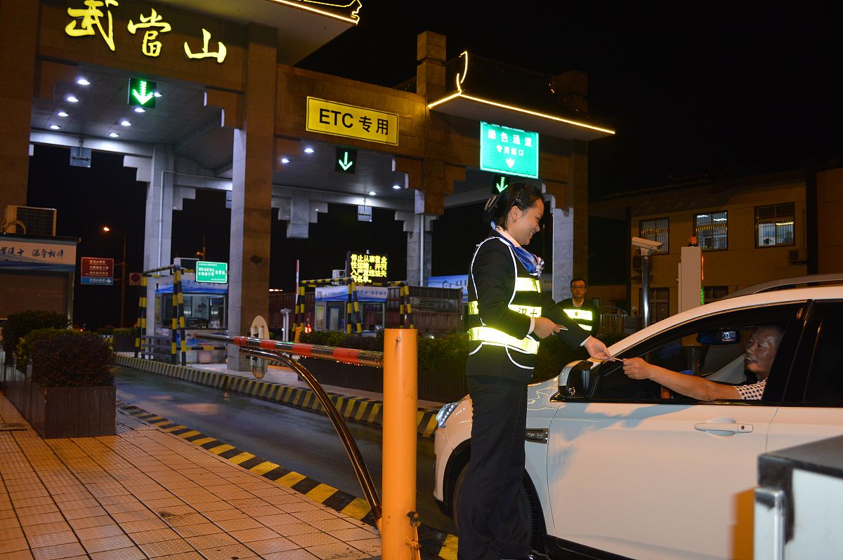 大客车和小客车乘客座位数的数学问题