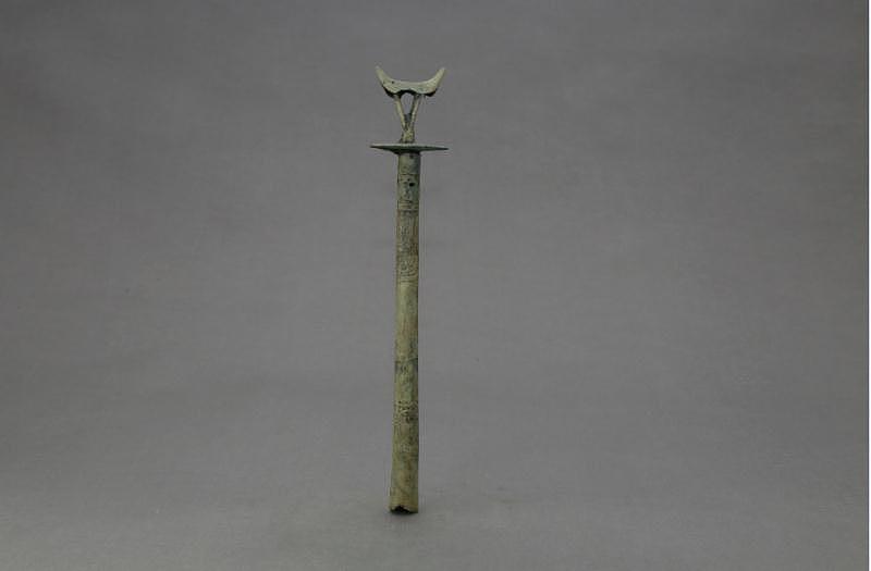 山海经中的神奇宝器：盘古斧、青莲剑、神农鼎等