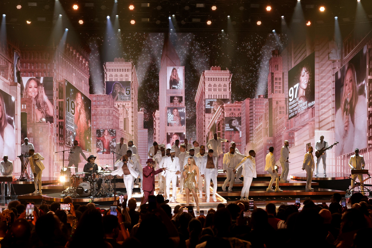 结合每首歌的主题配合不同的沉浸式灯光请将以上文字翻译成英文