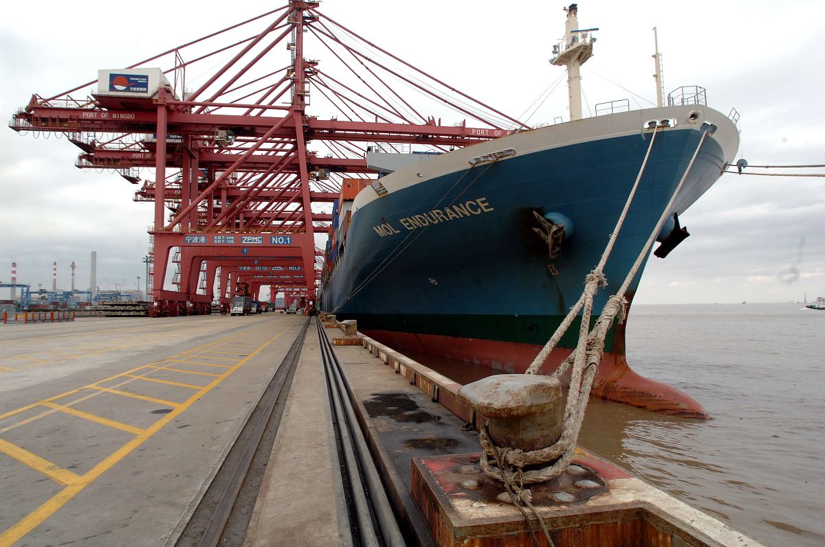 2023年7月17日10时16分许泉州籍集装箱船新远隆6轮在宁波七里峙锚地附近水域与宁波籍油船港龙发展轮发生碰撞事故造成新远隆6轮沉没。作为货物保险人公估人应该怎样减损