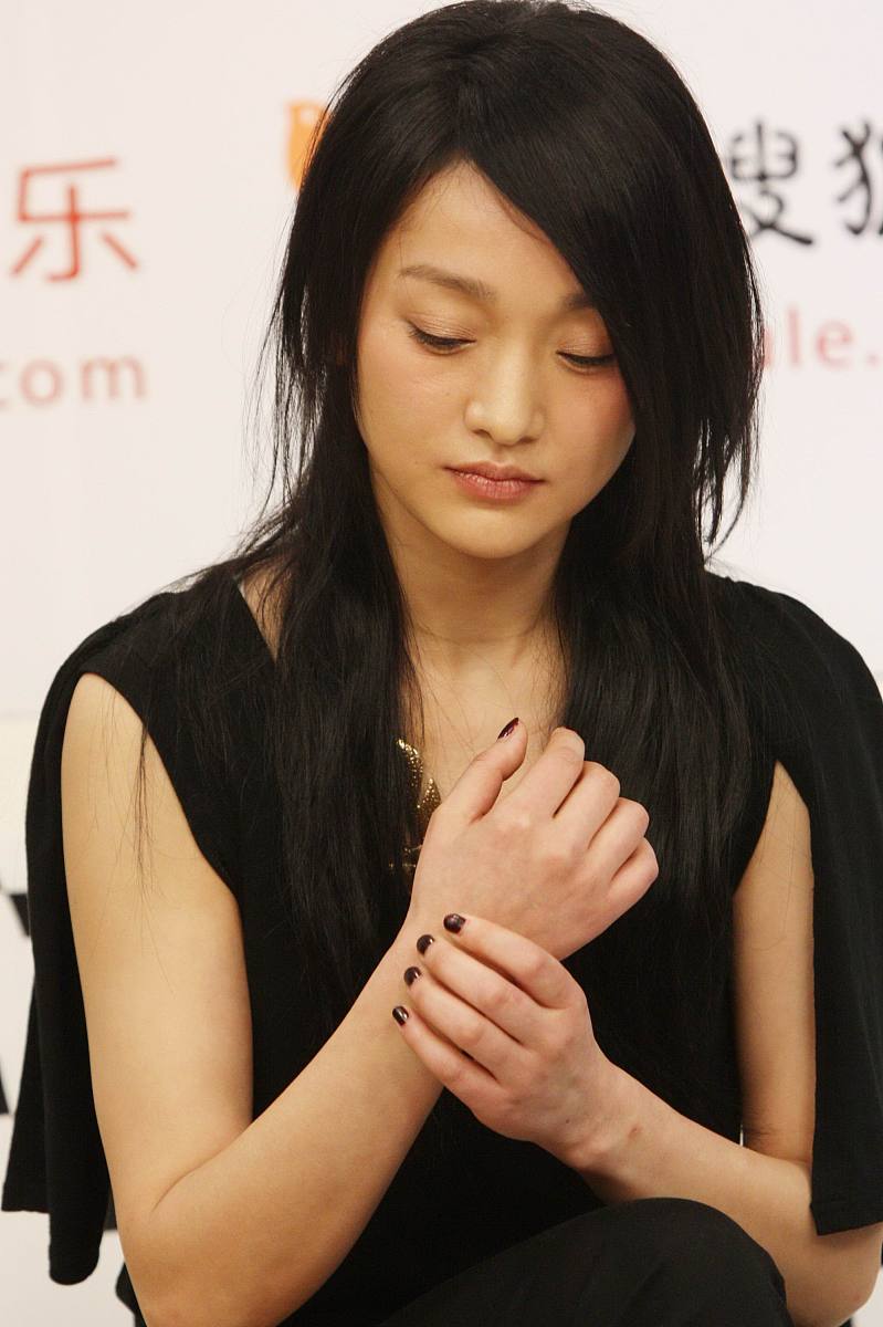 2009年4月24日,北京,周迅出席环保官网落户搜狐活动.+++_+++周迅,受伤