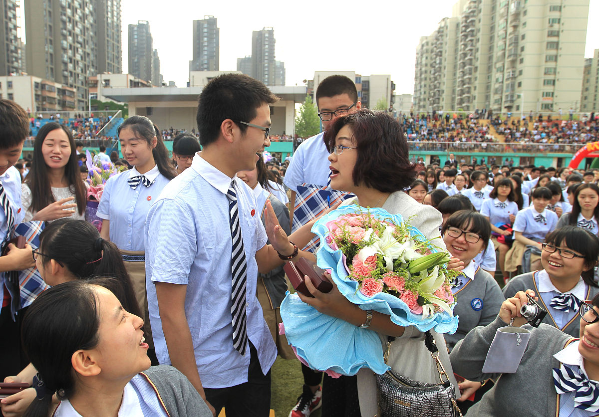 高中开学典礼老生代表发言：积极向上、全面发展、团结友爱