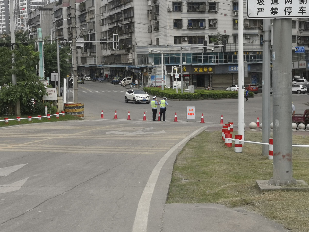 根据题目：关于朱泾镇南坪小区机动车停车管理工作的调查报告写一个调查结果中关于加强宣传教育的具体做法至少300字