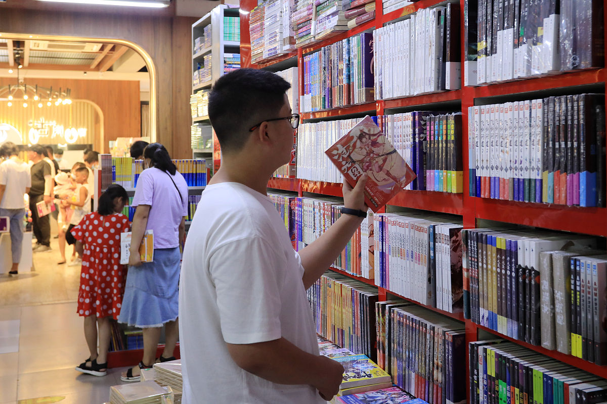 2020年8月29日,江苏淮安,市民在书店选购图书和学习用品.