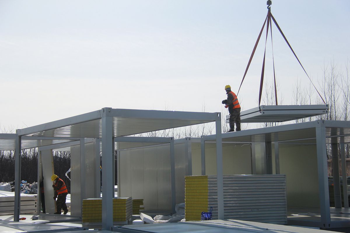 如何表达：禁止使用可燃材料搭建临时机械棚？