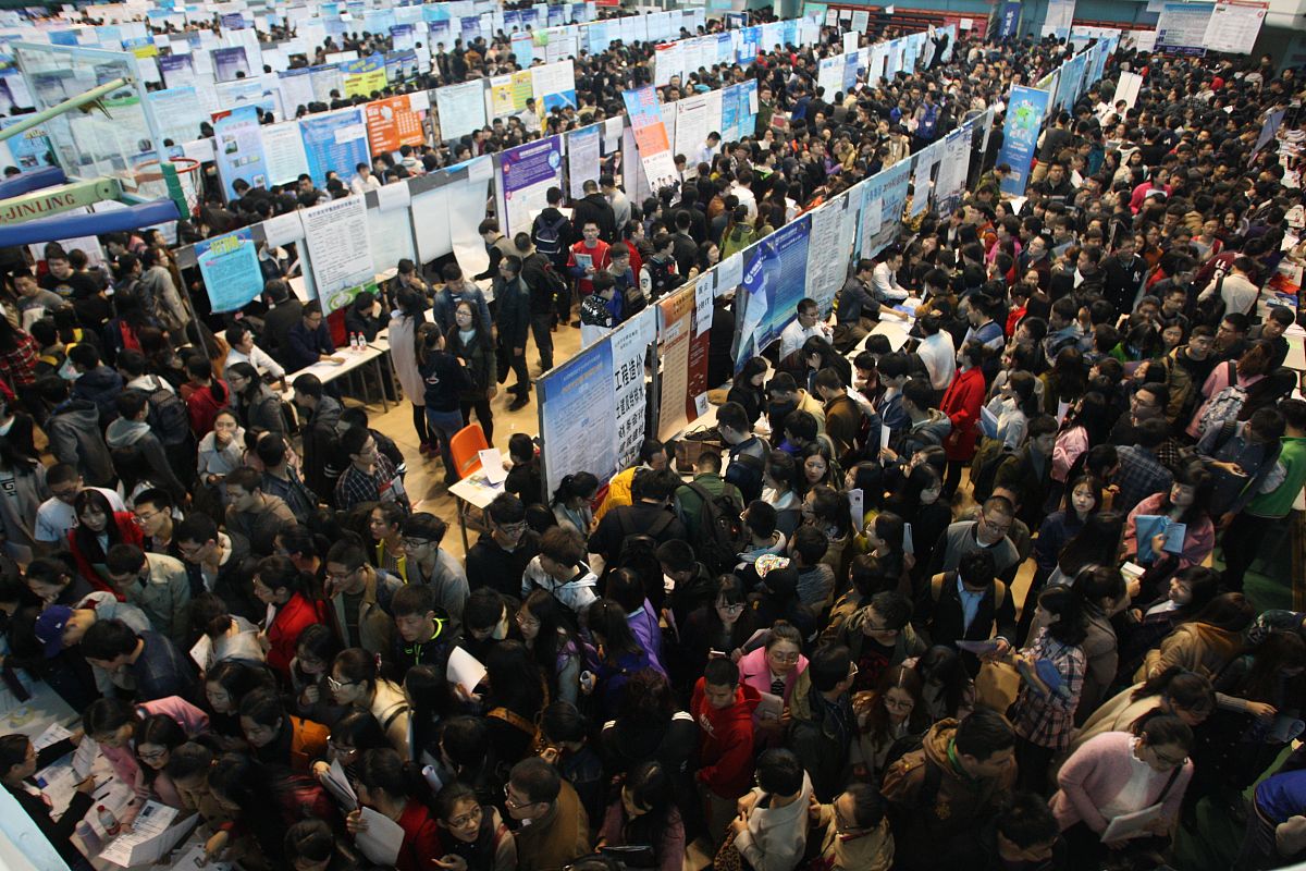 重庆华绣服装中等专业学校好不好？学校环境怎么样？