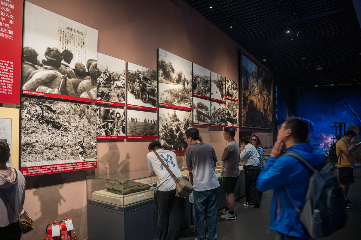 重写历史一直是一个庄重的话题不仅仅指历史的厚重史料和文物更体现了人们对历史的敬重和情感的厚重。泱泱中华五千年历史的纤绳在一代代人手中传递勒进那些稚嫩的肩膀拉动着历史之船向前向前……和风拂面的春日我校志愿工作服务站和思政部共同组织了建川博物馆的主题参观活动让我们这些生长在和平年代的大学生有机会重温历史。经过一个半小时的车程我们终于到达了建川博物馆。站在建川博物馆的正门口虽然没有想象中那样宏伟却有一种