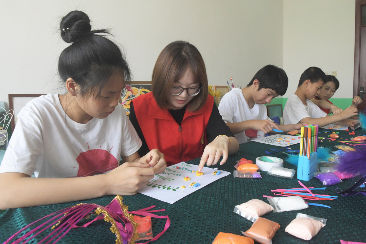 社工专业面临着不同的服务领域社工专业的学生在实习过程中有机会接触到不同年龄背景的服务对象针对具体的问题社工会确定相应的系统方案。艺术治疗则出现在小组或者个案的活动过程中。从研究的角度来说这些研究从前期样本的选择、问题的分析、活动方案的设计、活动结果的评估都有完整的考虑但从艺术治疗的角度来说关于大部分艺术治疗方法的较前文提到的艺术背景学科的学生显得有专业的过程但可能还是因为和艺术治疗相关实践层面 的