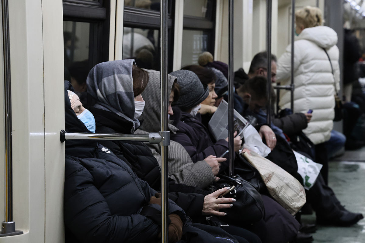 生成学校疫情报告流程，流程的第三步要上报校领导，教育局及卫健委。