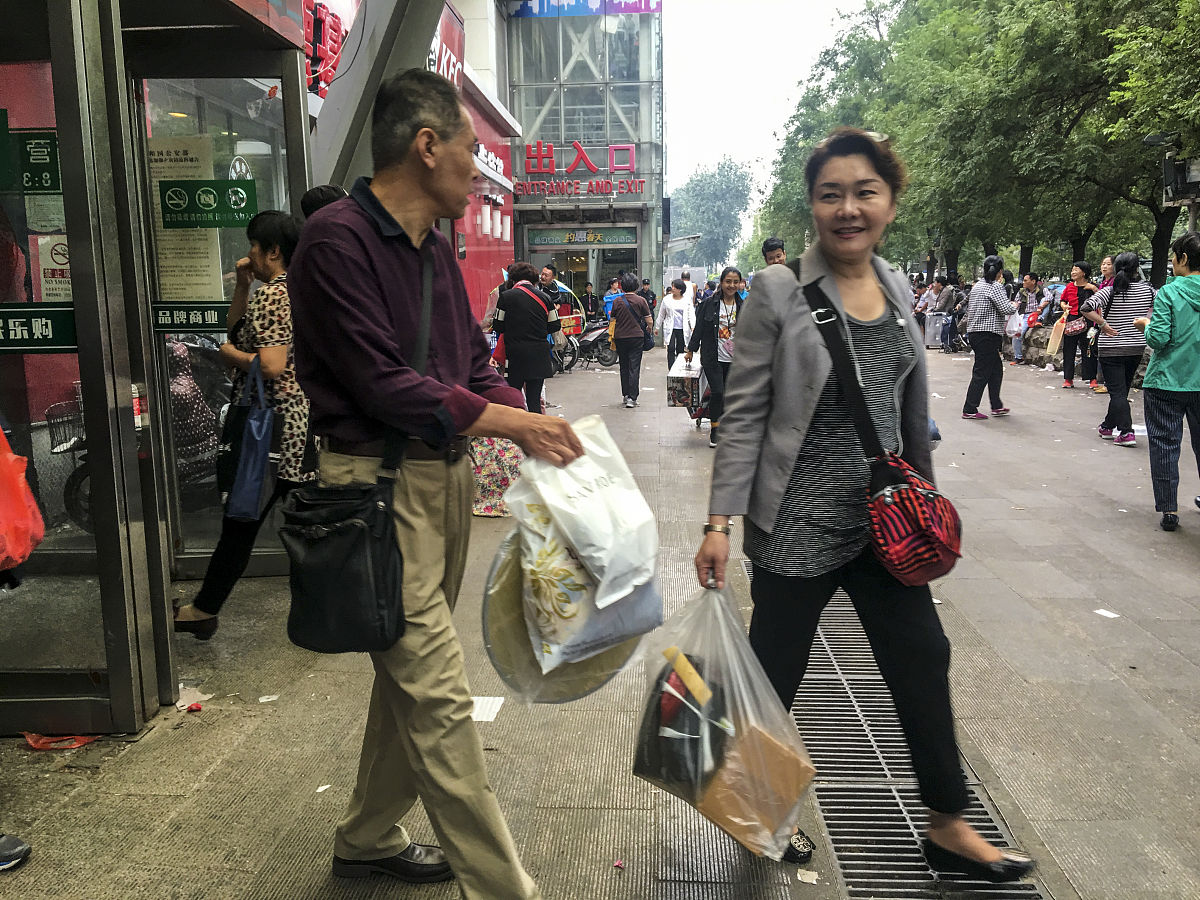 2018年9月27日,北京,开业20年,官园批发市场进入撤市倒计时,市民纷纷