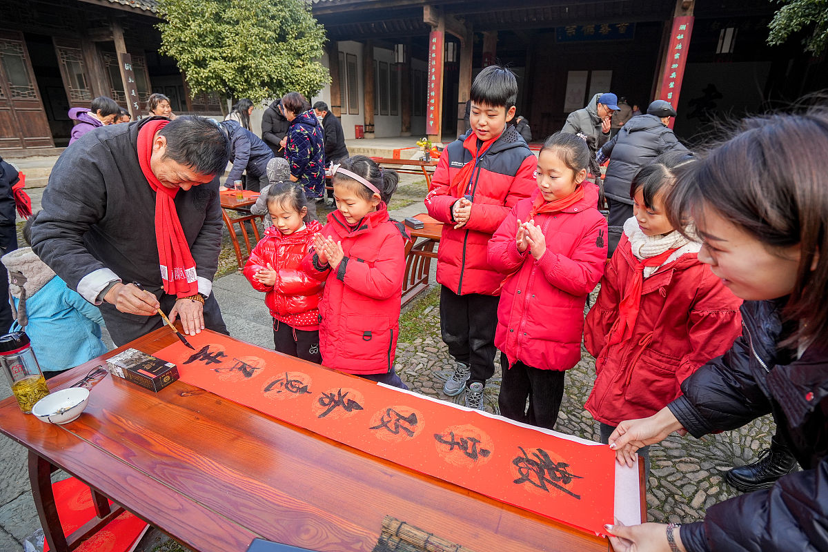 2022年1月11日,浙江湖州,长兴县太湖街道白溪居民区朱氏宗祠内,当地书