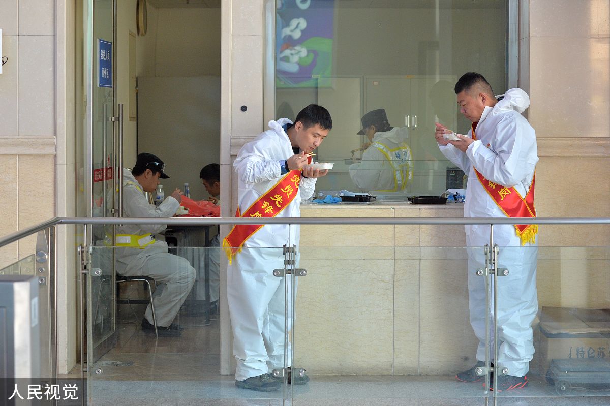 根据早6-9时-爬楼发抗原上午9-13时-工作下午2点-21点-核酸服务晚21点-弥补工作计划的标题详细描述情景为：我一周前骨折了一周后刚刚敢落地就开始志愿工作