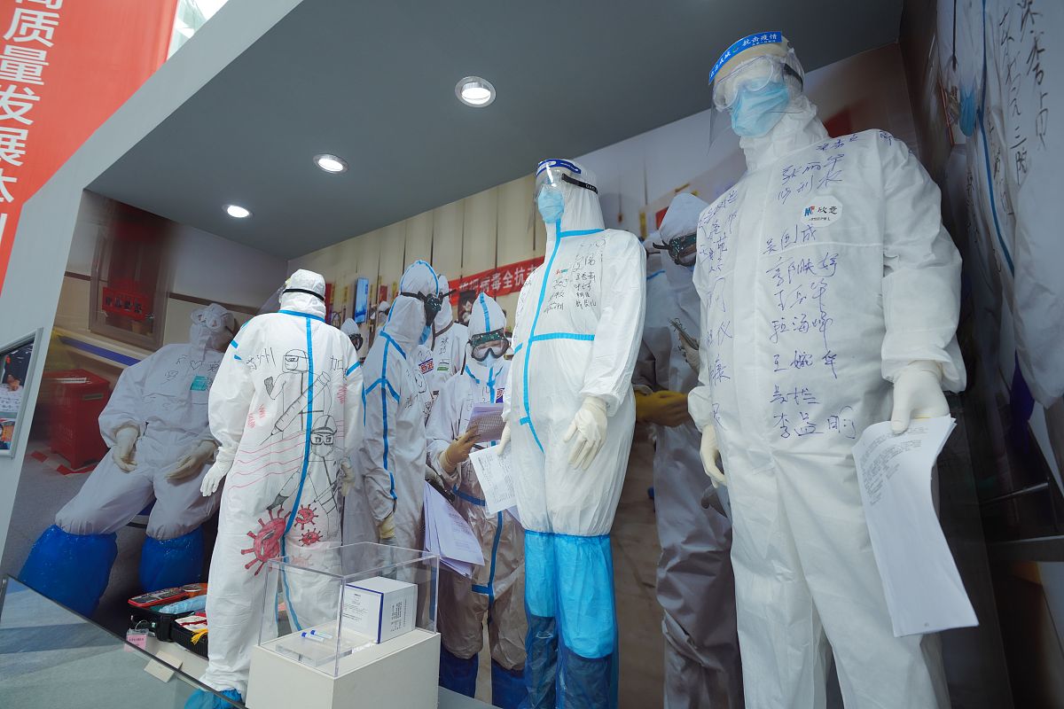 疫情中的精神之光：坚韧、团结、乐观、互助、创新