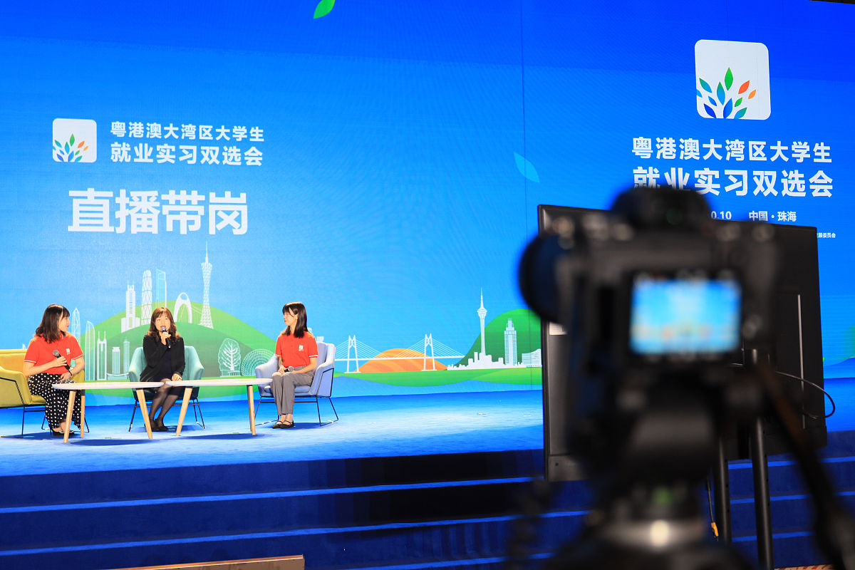 生成一名实习指导老师与实习单位的联系情况包括学生出勤、实习纪律、实习态度、技术技能掌握情况