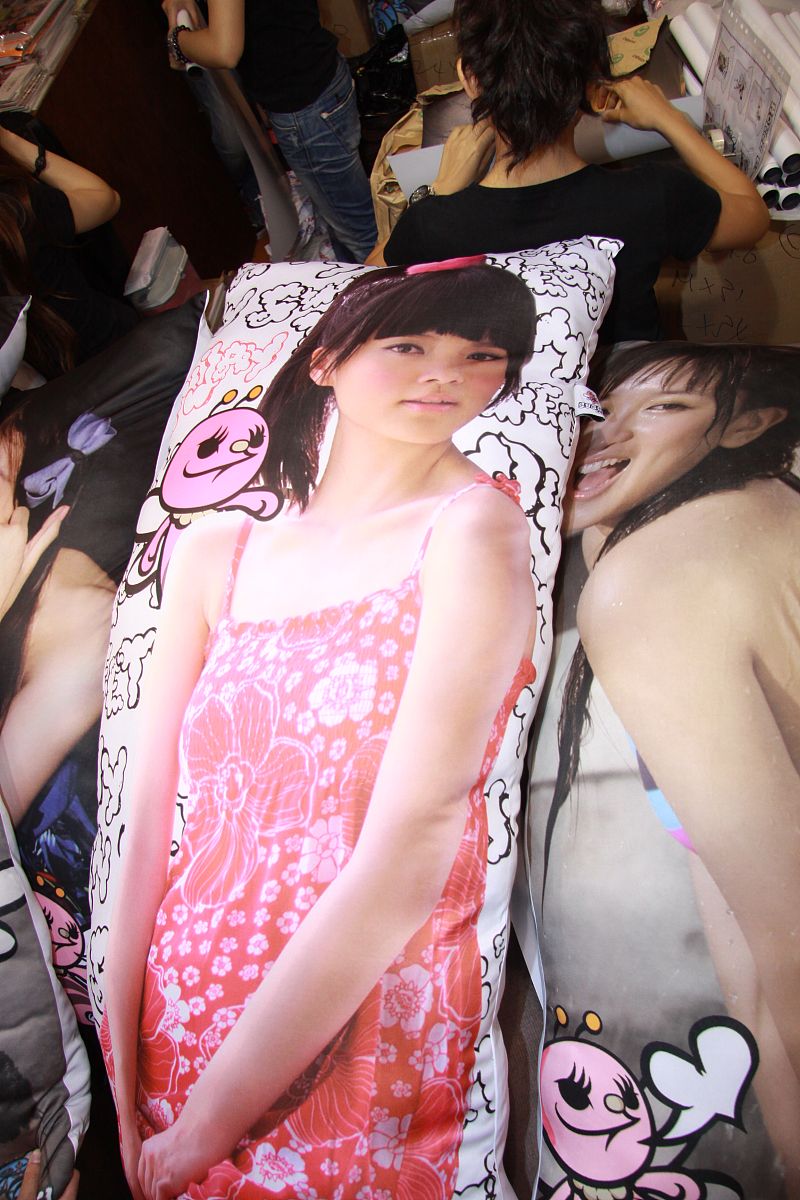 ギャルとキモオタ翻译中文ギャルとキモオタ的中文译法为辣妹与宅男。其中ギャル指的是日本流行文化中的时髦女孩而キモオタ则是指恶心宅男的缩写通常用来形容沉迷于ACG动漫、漫画、游戏文化、不愿意接触社交活动的男性。乳ぷれす