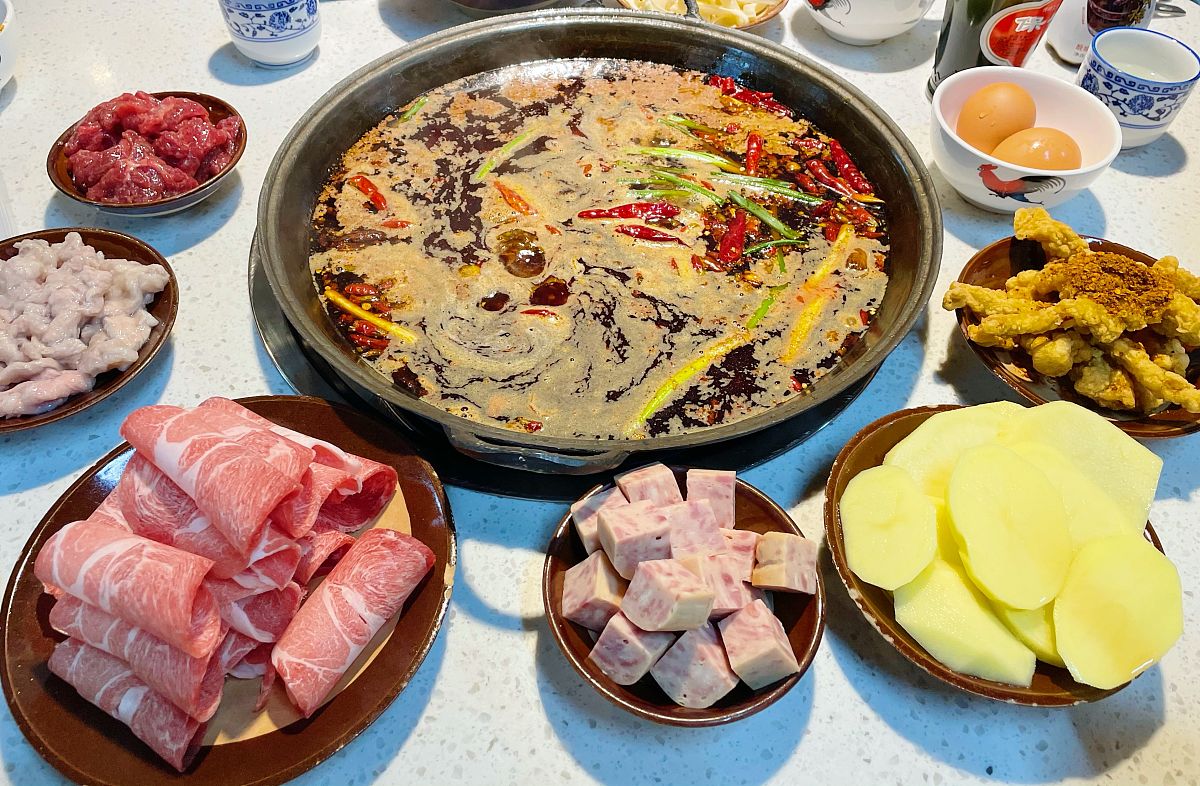 对牛油火锅鸡+五种底菜+东北大米饭进行70字好评评价