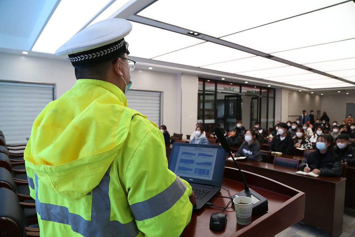 交通管理大队帮我用150字详细描述