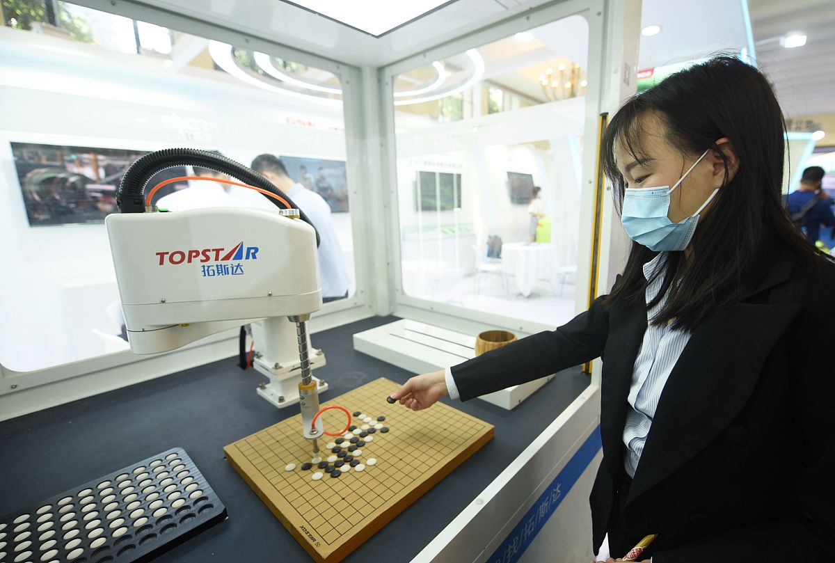 帮我修改以下代码通过调用AI方法实现人机对战：package teachGoBang;import javaawt;import javaawteventActionEvent;import javaawteventActionListener;import javaawteventMouseAdapter;import javaawteventMouseEvent;import javaio;i