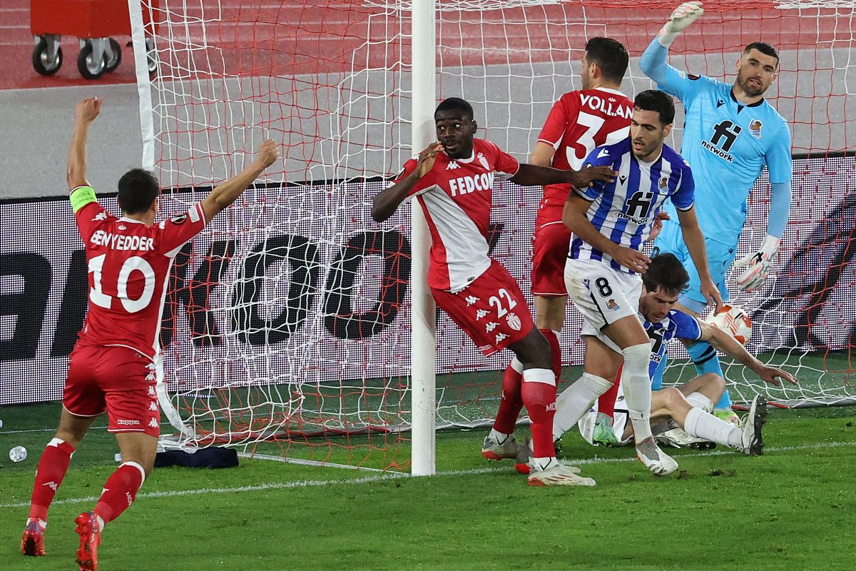 monaco's french midfielder youssouf fofana (2ndl) celebrates aft