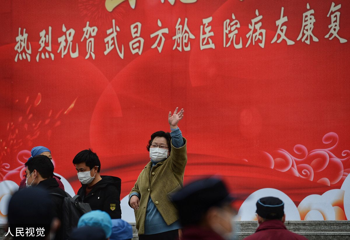 2020年2月11日,武汉,一位出院患者正在挥手.(如需下载使用,请务必署名
