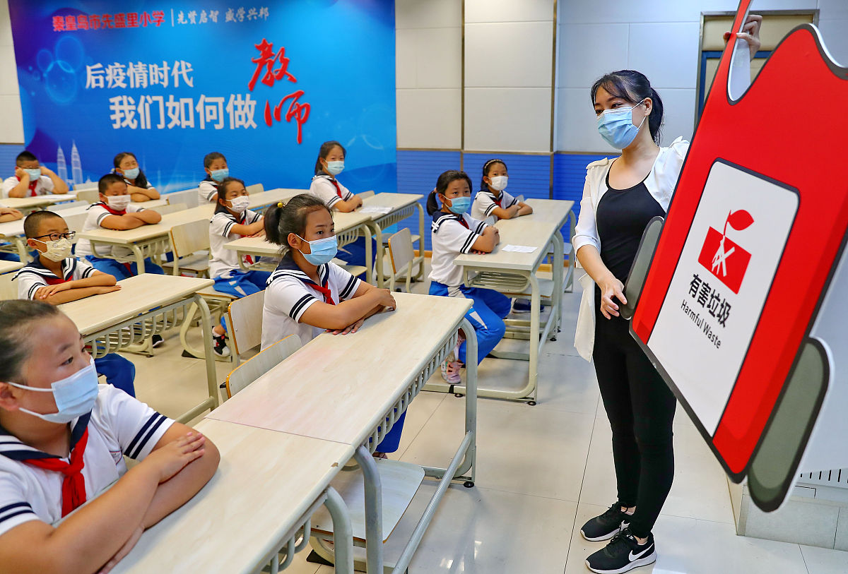 2020年9月1日,河北秦皇岛海港区先盛里小学劳动技能课程教师为学生讲