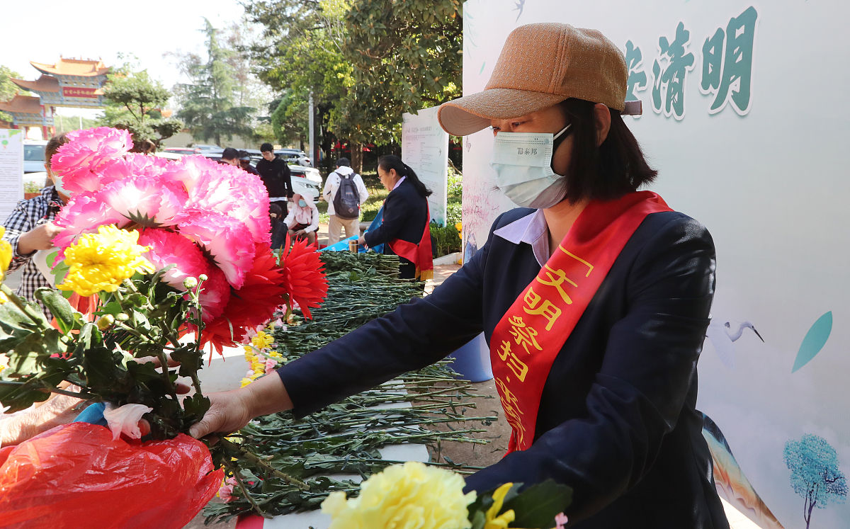 鲜花送好人，传递爱与关怀：乡镇开展暖心活动
