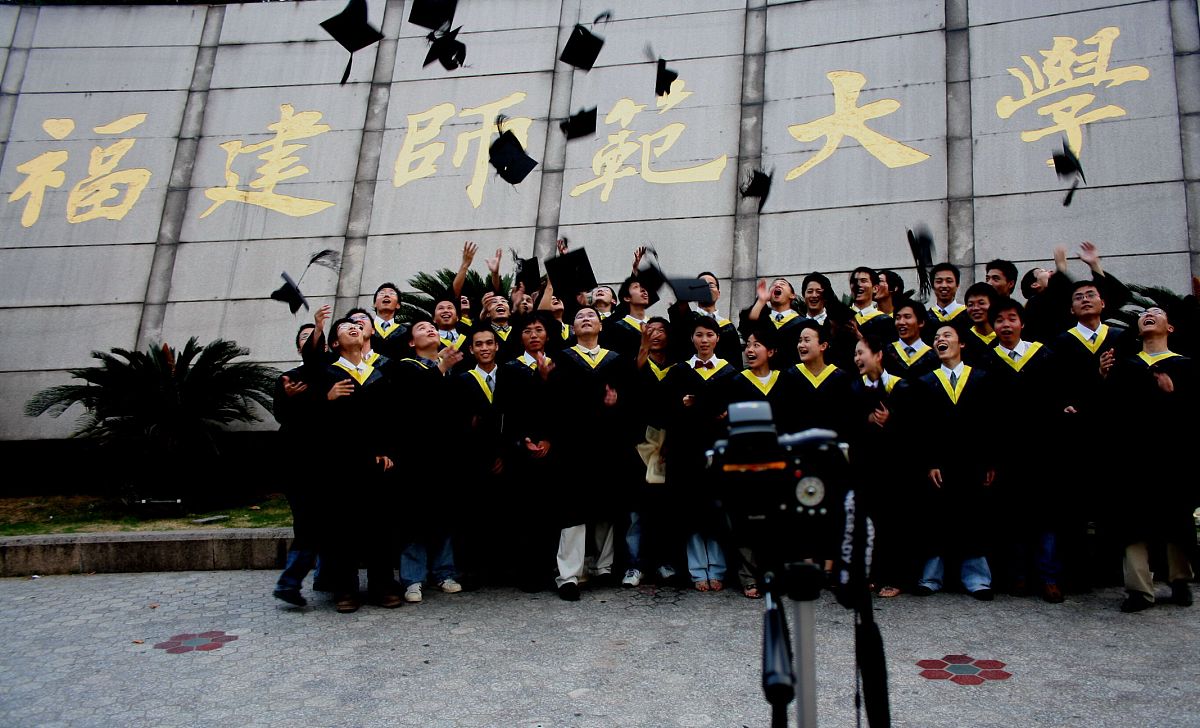 2006年6月23日,福州,福建师范大学2006届应届本科毕业生举行毕业典礼.