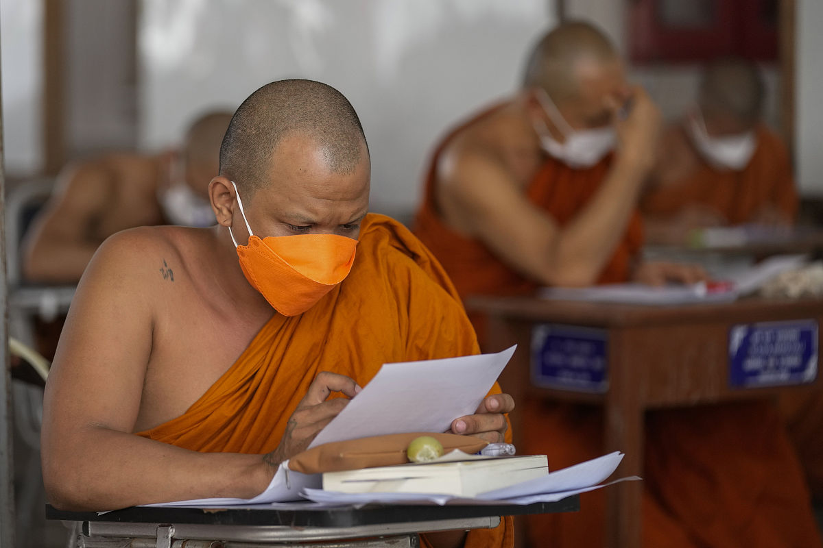 当地时间2022年1月20日,泰国曼谷,僧侣戴着口罩参加考试.buddhist mon